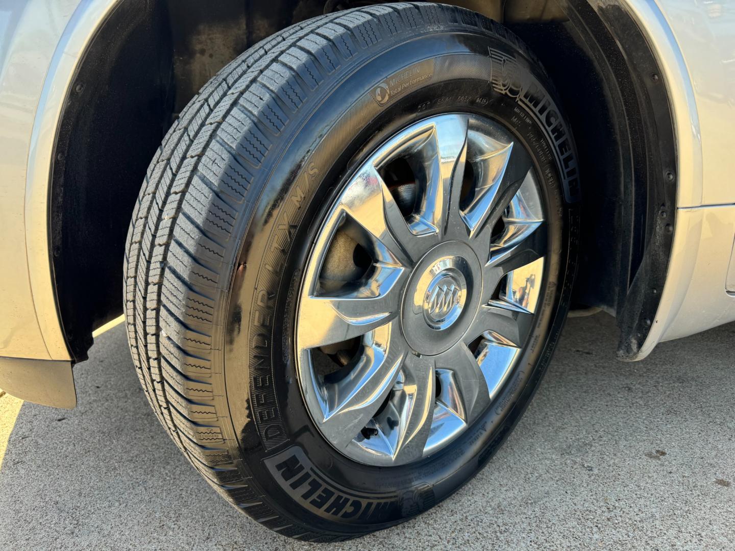 2016 SILVER BUICK ENCLAVE LEATHER (5GAKRBKD9GJ) , located at 5900 E. Lancaster Ave., Fort Worth, TX, 76112, (817) 457-5456, 0.000000, 0.000000 - Photo#21